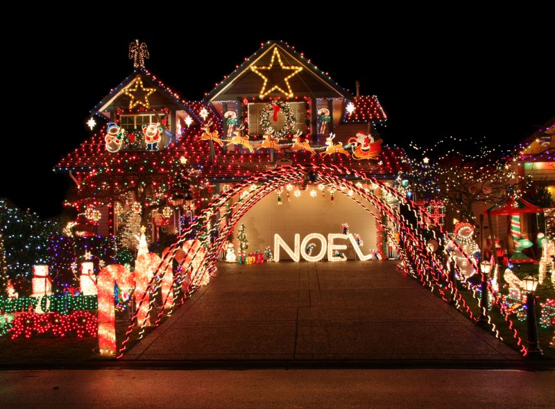 Christmas Lights Hanging in Roswell, GA